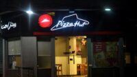 Pizza Hut Indonesia, tutup 20 gerai, PHK karyawan, tekanan bisnis, ekonomi menengah, tensi geopolitik, daya beli turun, gerai restoran, penjualan menurun, rugi bersih, konflik geopolitik